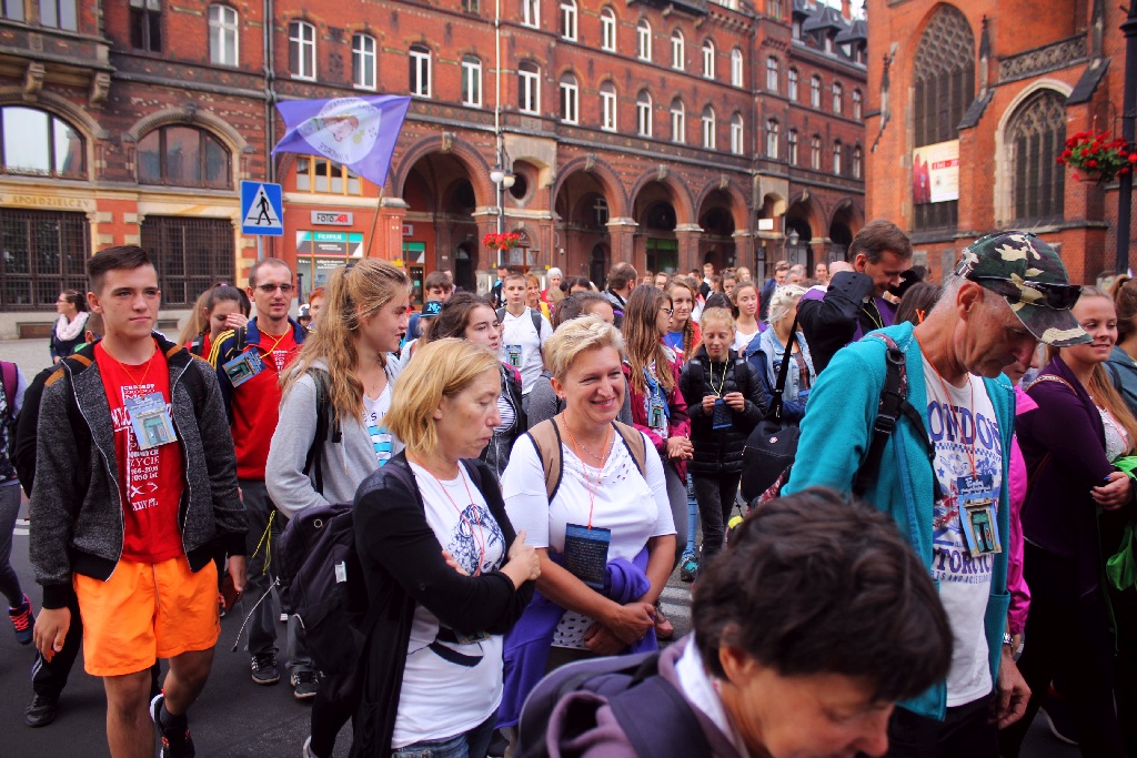 Blisko trzysta osób wyruszyło z Legnicy do Legnickiego Pola
