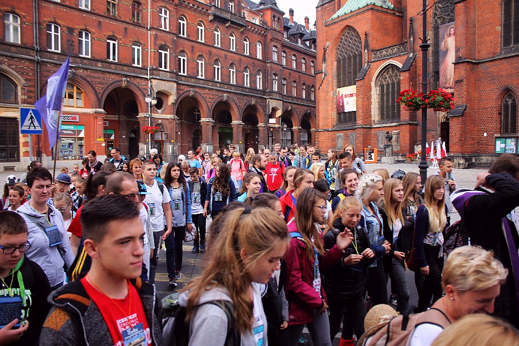 Blisko trzysta osób wyruszyło z Legnicy do Legnickiego Pola
