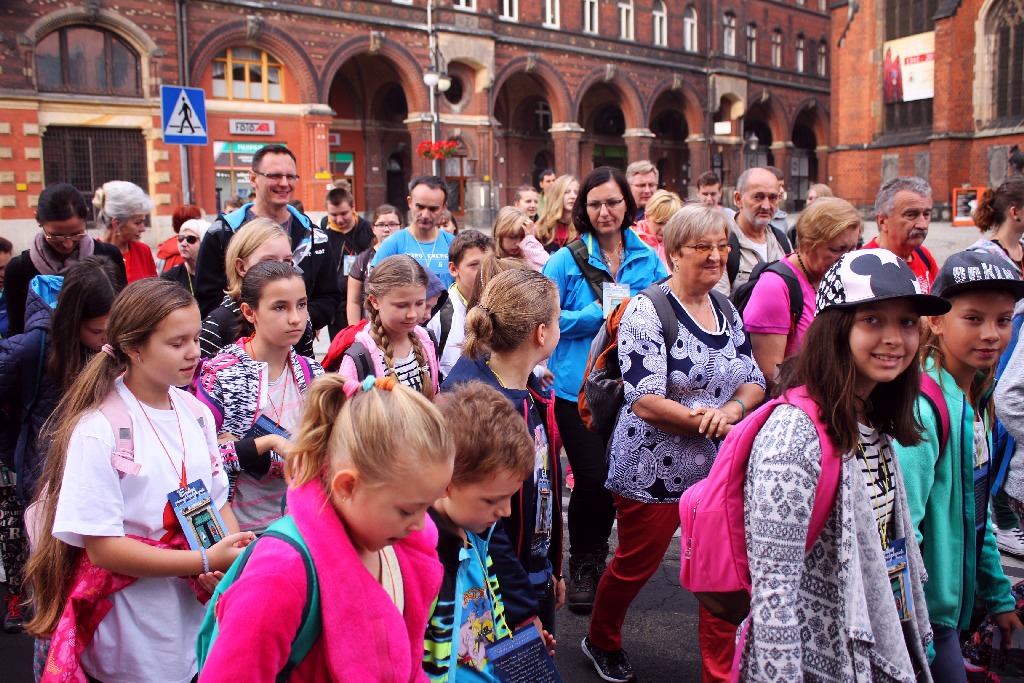Blisko trzysta osób wyruszyło z Legnicy do Legnickiego Pola
