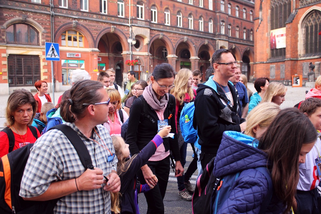 Blisko trzysta osób wyruszyło z Legnicy do Legnickiego Pola
