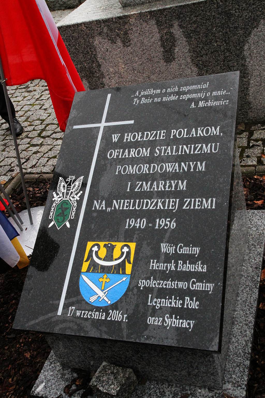 Odsłonili tablicę pomordowanym i zmarłym na 