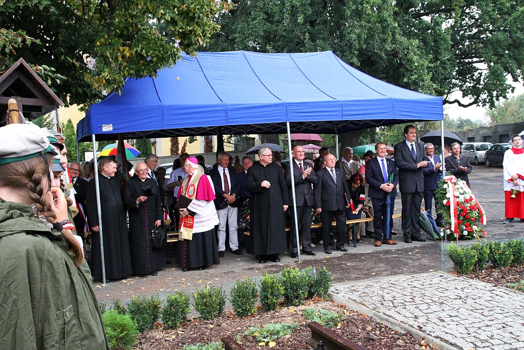 Odsłonili tablicę pomordowanym i zmarłym na 