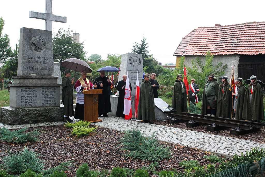 Odsłonili tablicę pomordowanym i zmarłym na 