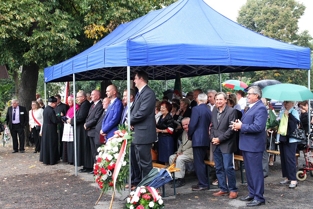 Odsłonili tablicę pomordowanym i zmarłym na 