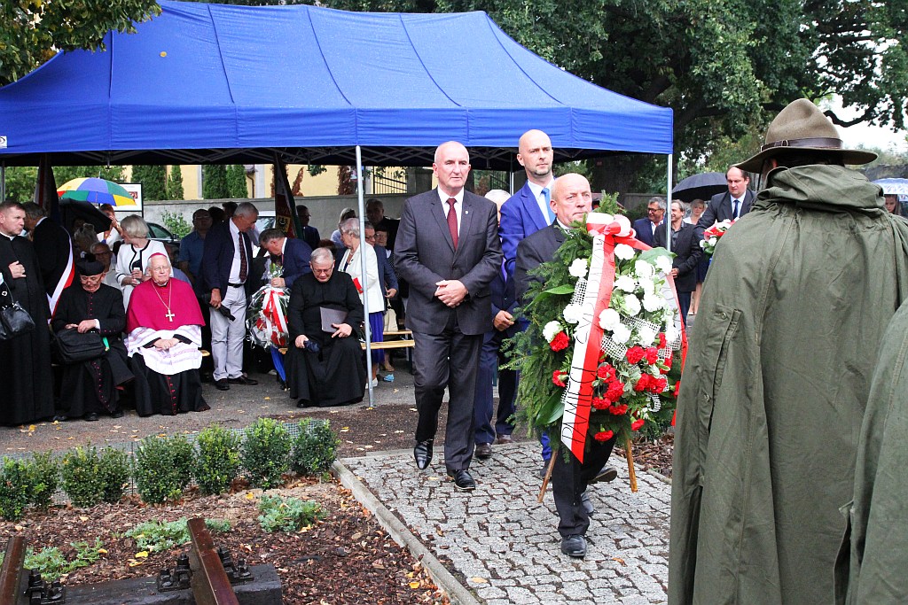 Odsłonili tablicę pomordowanym i zmarłym na 