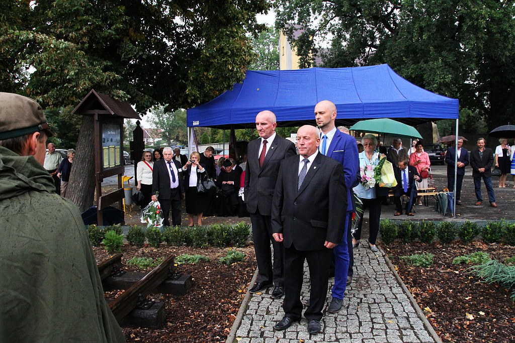Odsłonili tablicę pomordowanym i zmarłym na 