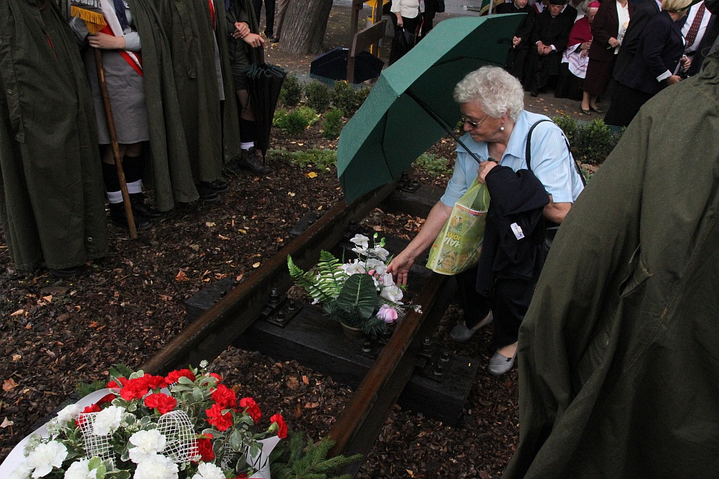 Odsłonili tablicę pomordowanym i zmarłym na 