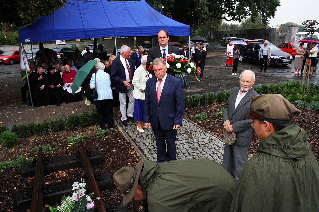 Odsłonili tablicę pomordowanym i zmarłym na 