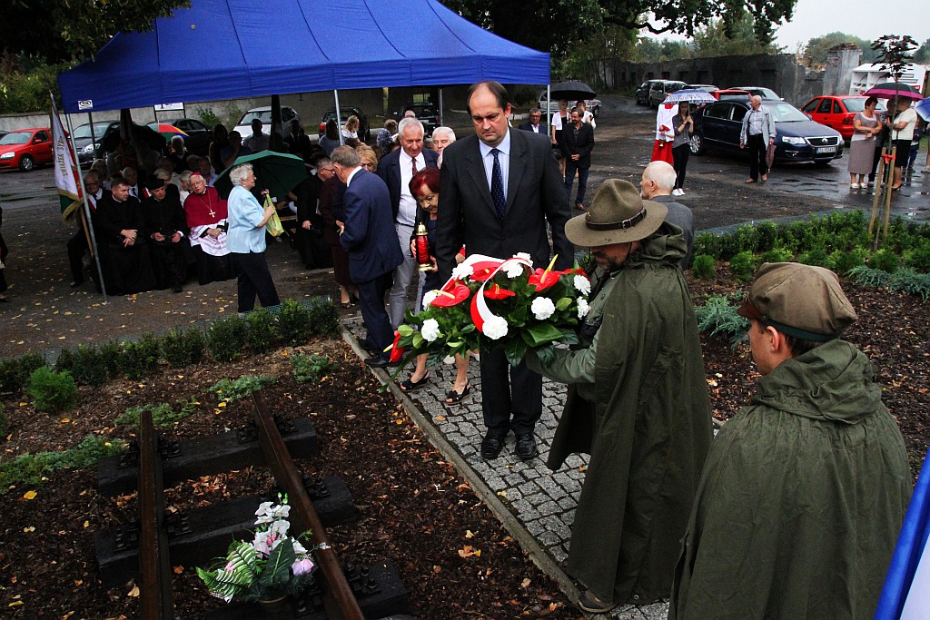 Odsłonili tablicę pomordowanym i zmarłym na 