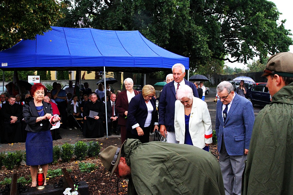 Odsłonili tablicę pomordowanym i zmarłym na 