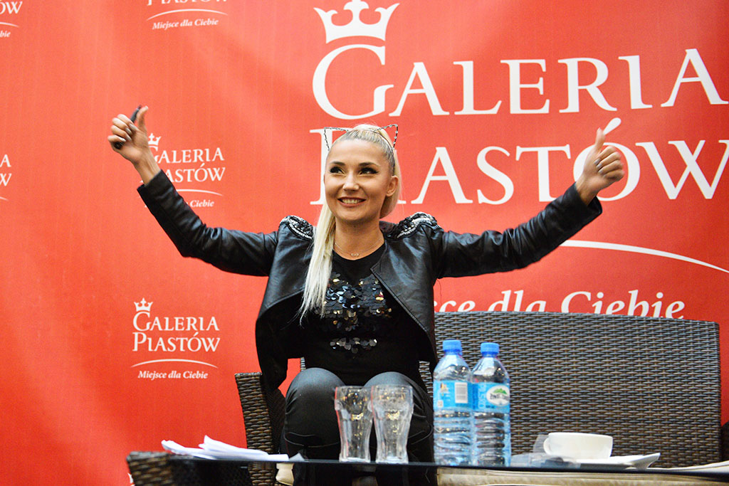 Cleo rozdawała autografy i podpisywała swoją solową płytę