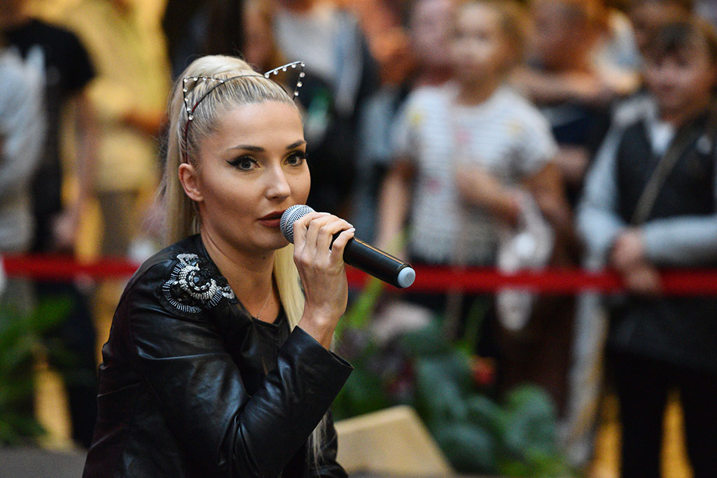 Cleo rozdawała autografy i podpisywała swoją solową płytę
