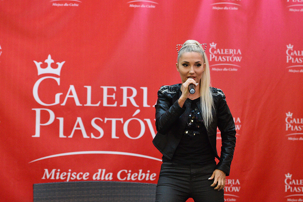 Cleo rozdawała autografy i podpisywała swoją solową płytę