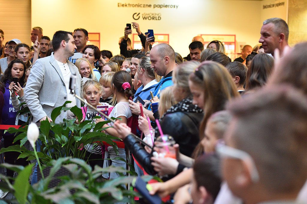 Cleo rozdawała autografy i podpisywała swoją solową płytę
