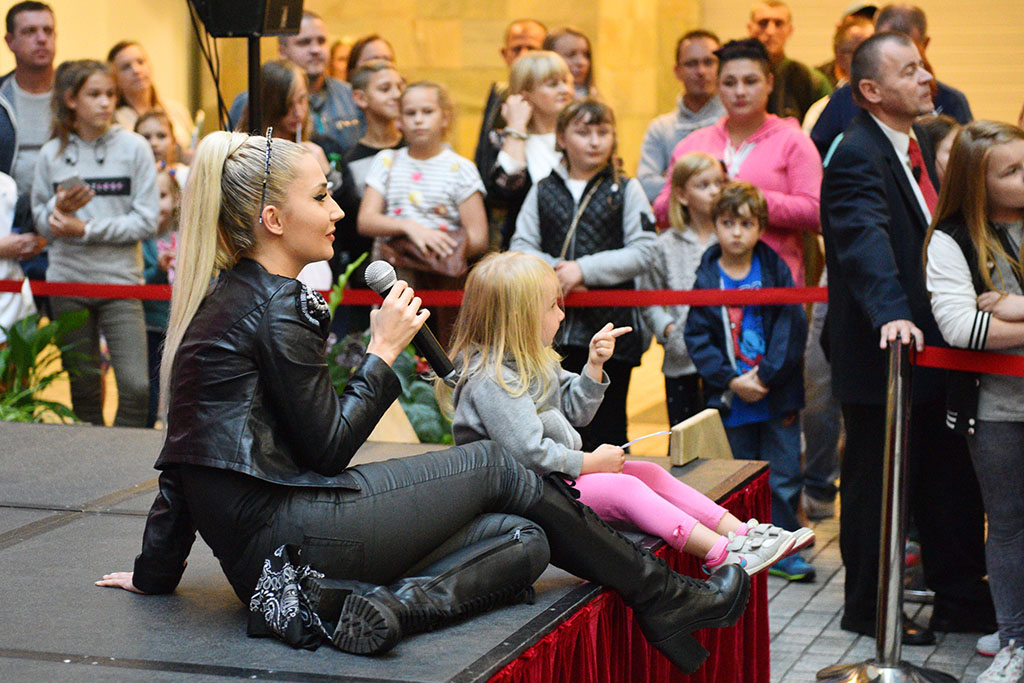 Cleo rozdawała autografy i podpisywała swoją solową płytę