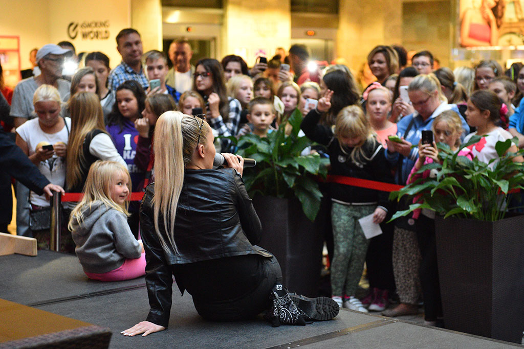 Cleo rozdawała autografy i podpisywała swoją solową płytę