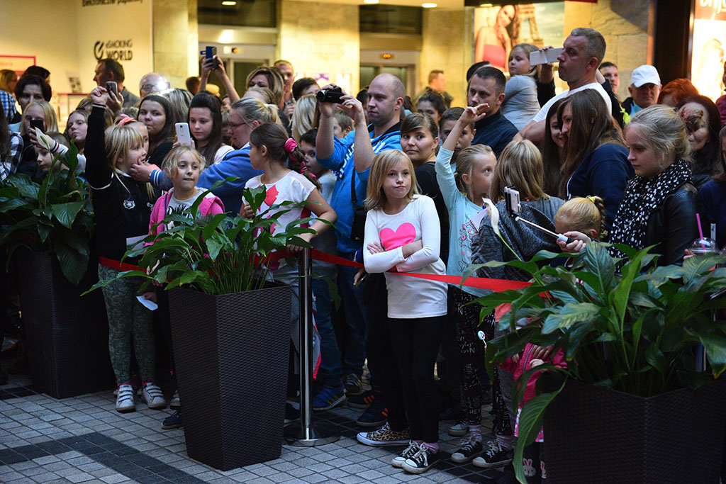 Cleo rozdawała autografy i podpisywała swoją solową płytę