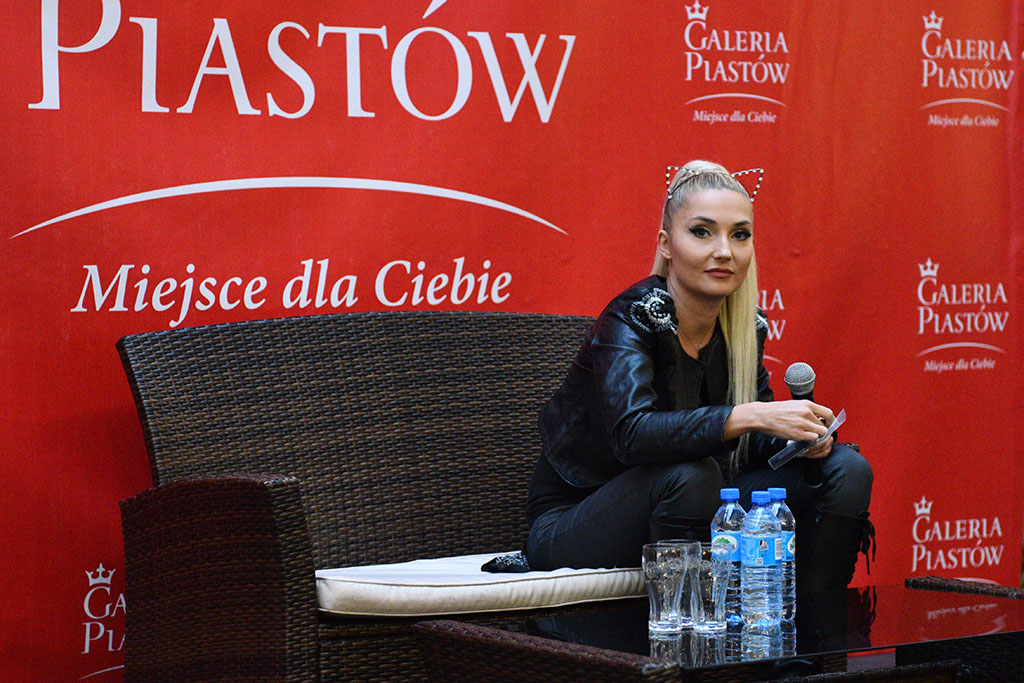 Cleo rozdawała autografy i podpisywała swoją solową płytę