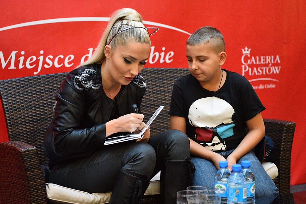 Cleo rozdawała autografy i podpisywała swoją solową płytę