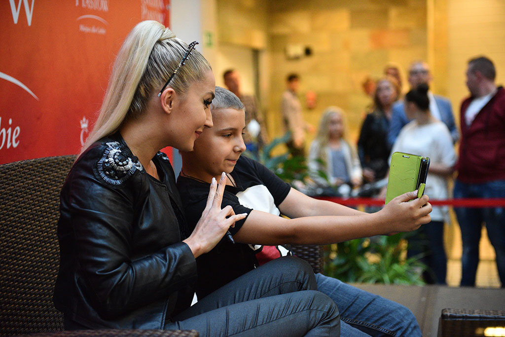 Cleo rozdawała autografy i podpisywała swoją solową płytę