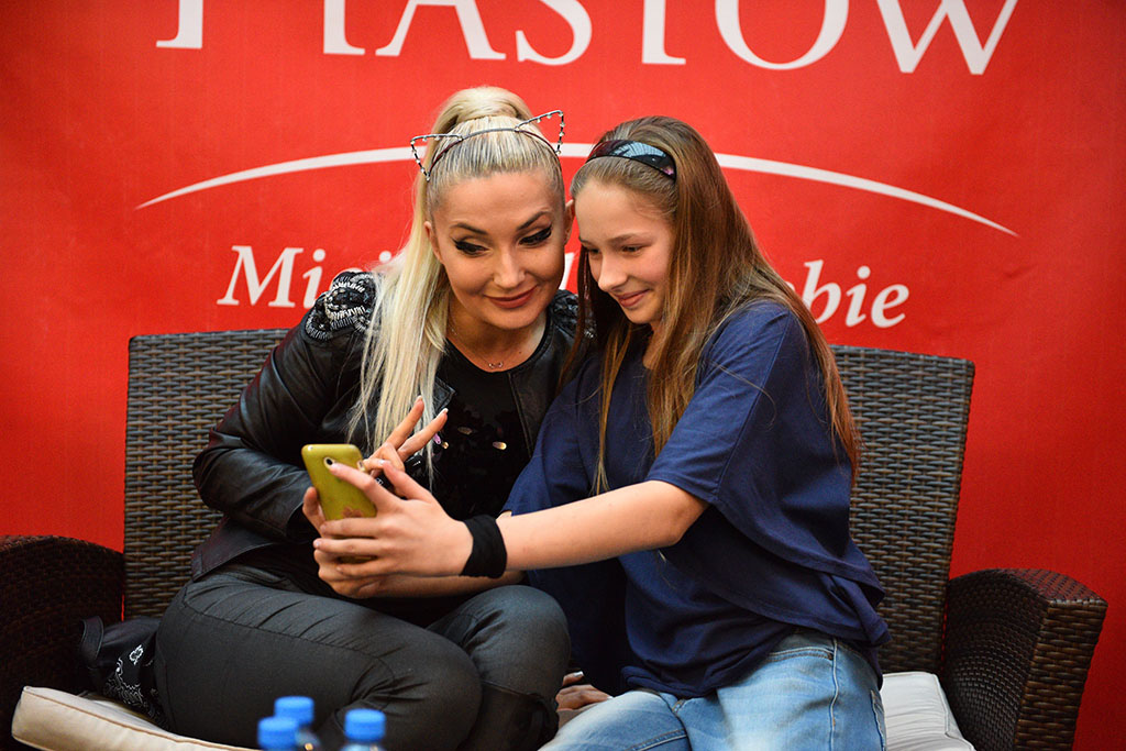 Cleo rozdawała autografy i podpisywała swoją solową płytę