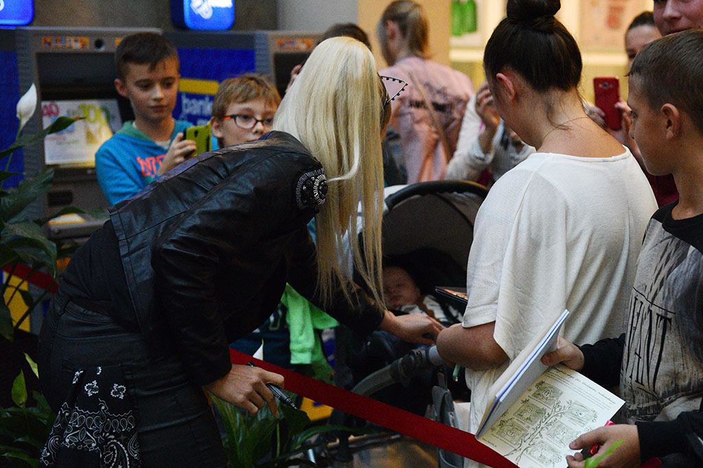 Cleo rozdawała autografy i podpisywała swoją solową płytę
