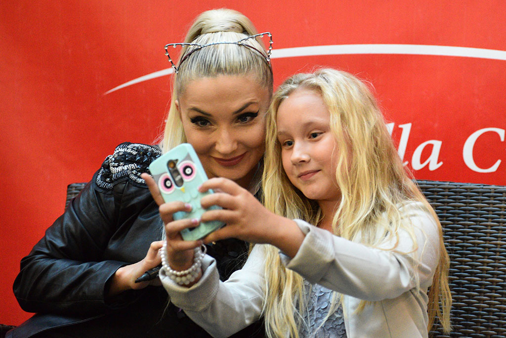 Cleo rozdawała autografy i podpisywała swoją solową płytę