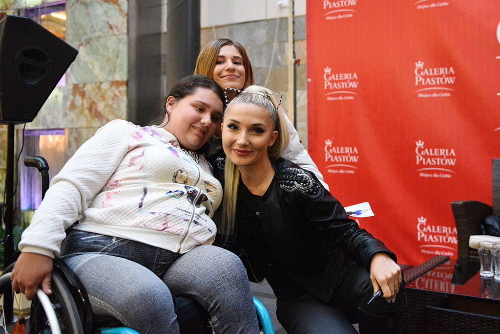 Cleo rozdawała autografy i podpisywała swoją solową płytę