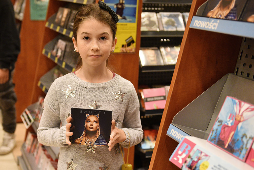 Cleo rozdawała autografy i podpisywała swoją solową płytę