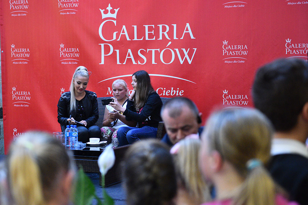 Cleo rozdawała autografy i podpisywała swoją solową płytę
