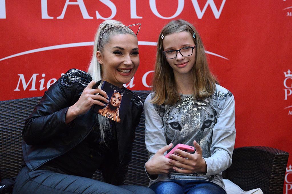Cleo rozdawała autografy i podpisywała swoją solową płytę
