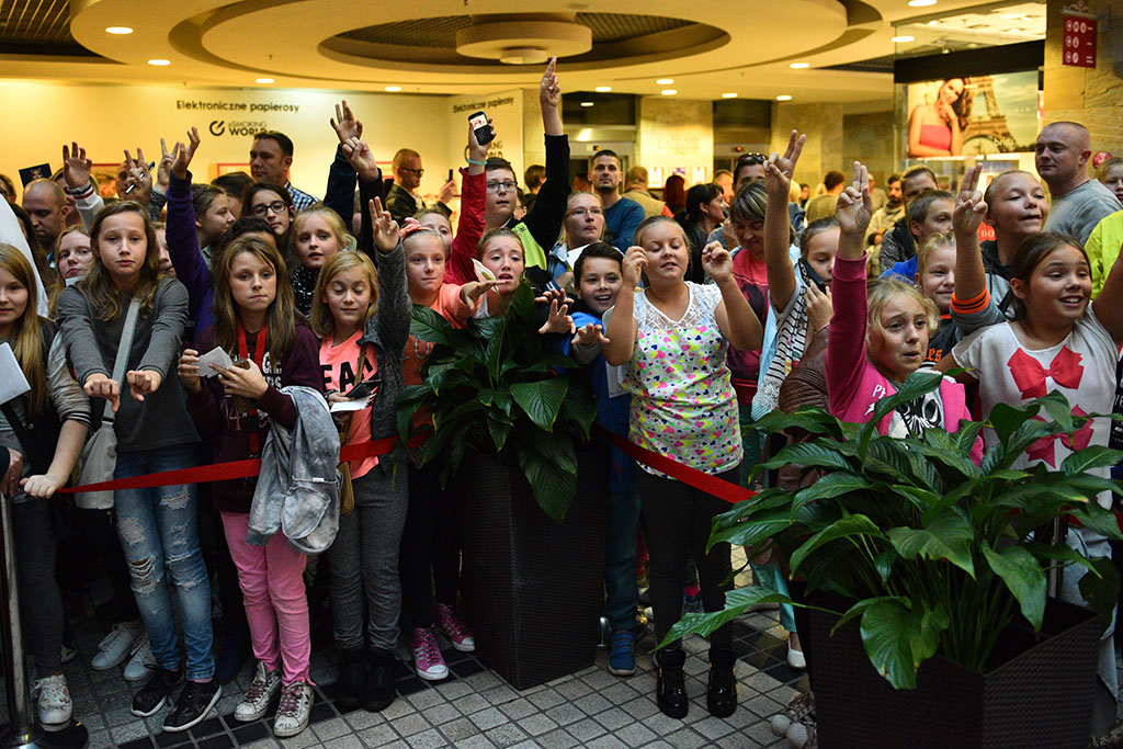 Cleo rozdawała autografy i podpisywała swoją solową płytę