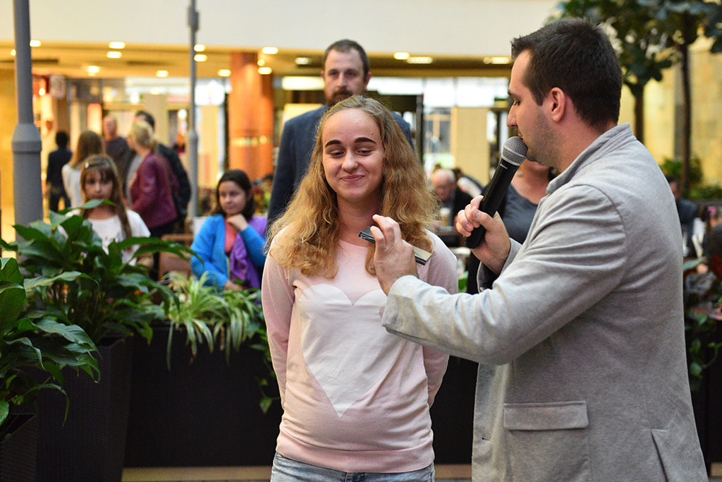 Cleo rozdawała autografy i podpisywała swoją solową płytę