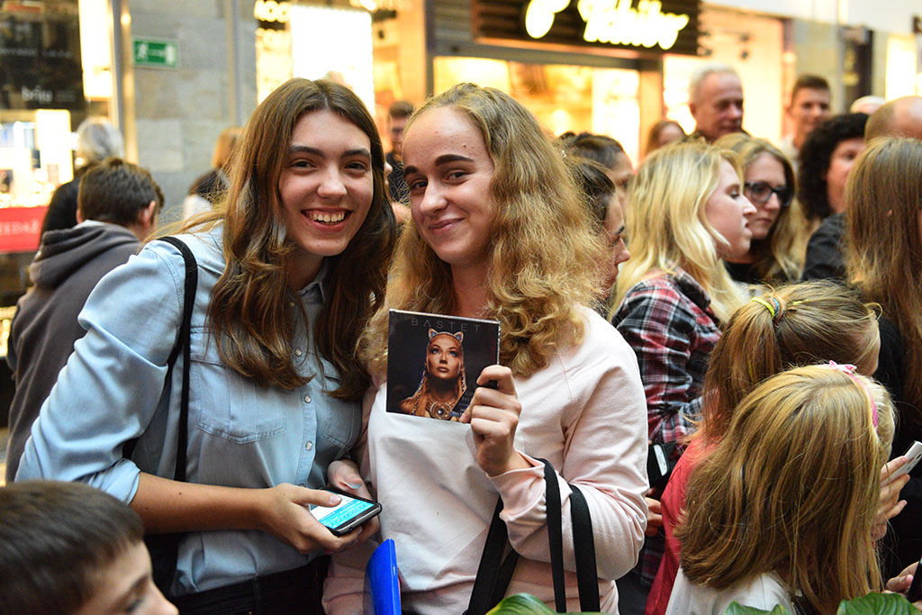 Cleo rozdawała autografy i podpisywała swoją solową płytę
