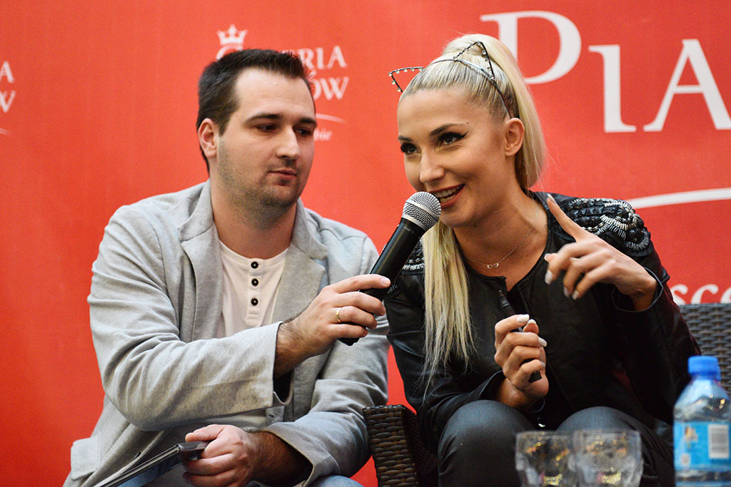 Cleo rozdawała autografy i podpisywała swoją solową płytę