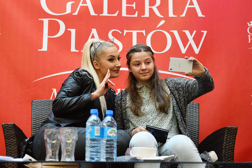 Cleo rozdawała autografy i podpisywała swoją solową płytę