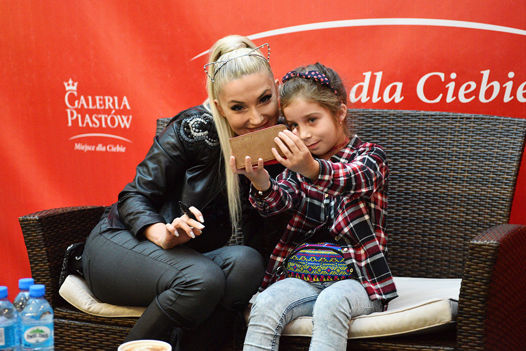 Cleo rozdawała autografy i podpisywała swoją solową płytę