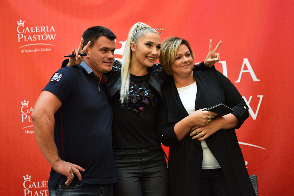 Cleo rozdawała autografy i podpisywała swoją solową płytę