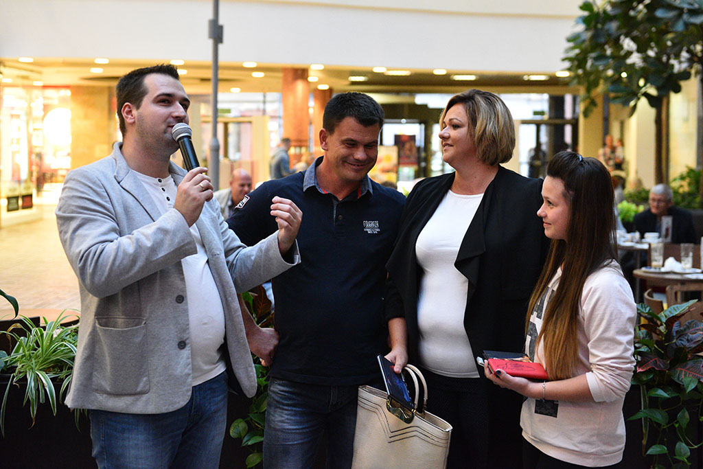 Cleo rozdawała autografy i podpisywała swoją solową płytę