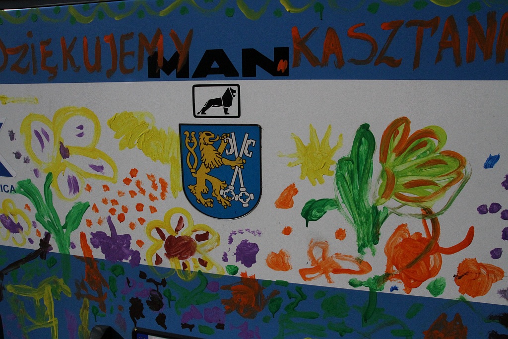 Przedszkolaki malowały autobus MPK w Dniu bez Samochodu