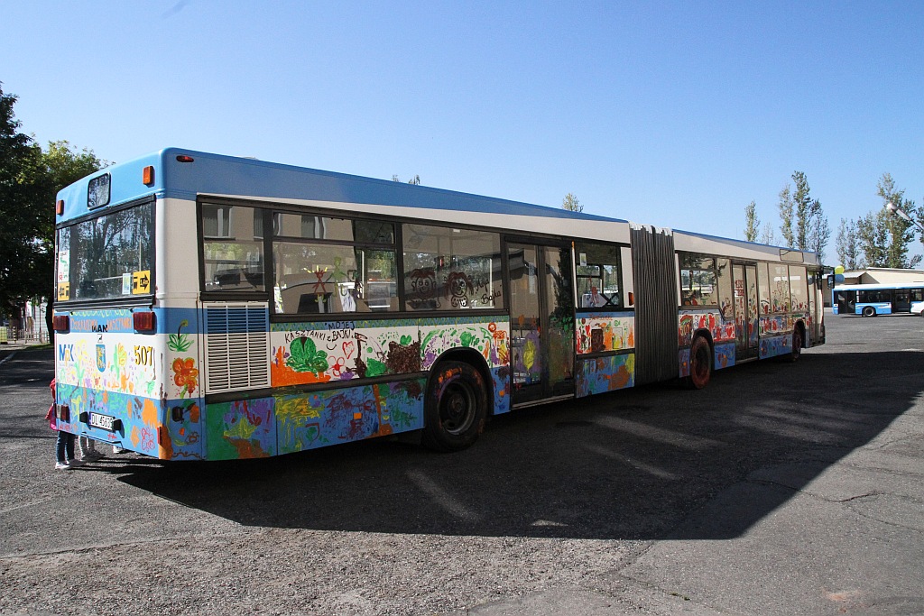 Przedszkolaki malowały autobus MPK w Dniu bez Samochodu