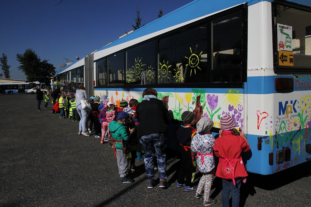 Przedszkolaki malowały autobus MPK w Dniu bez Samochodu