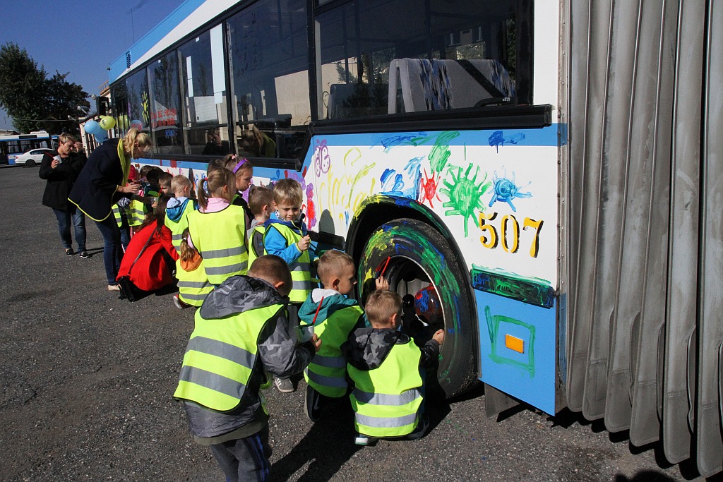 Przedszkolaki malowały autobus MPK w Dniu bez Samochodu