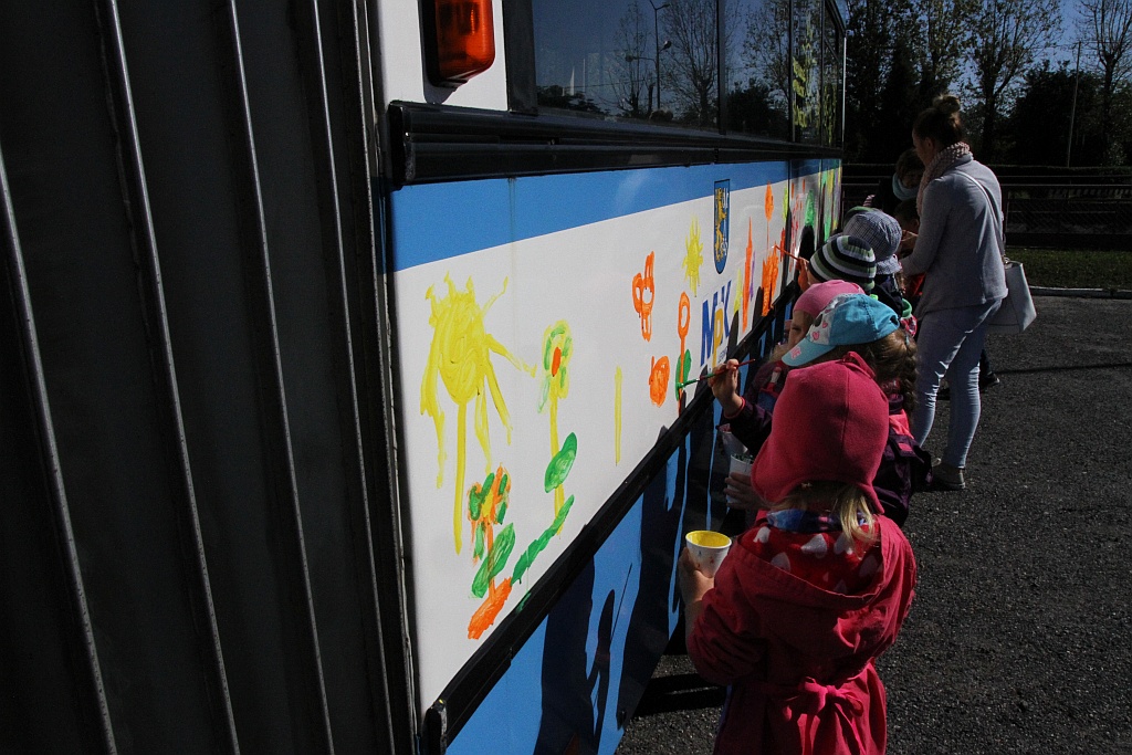 Przedszkolaki malowały autobus MPK w Dniu bez Samochodu
