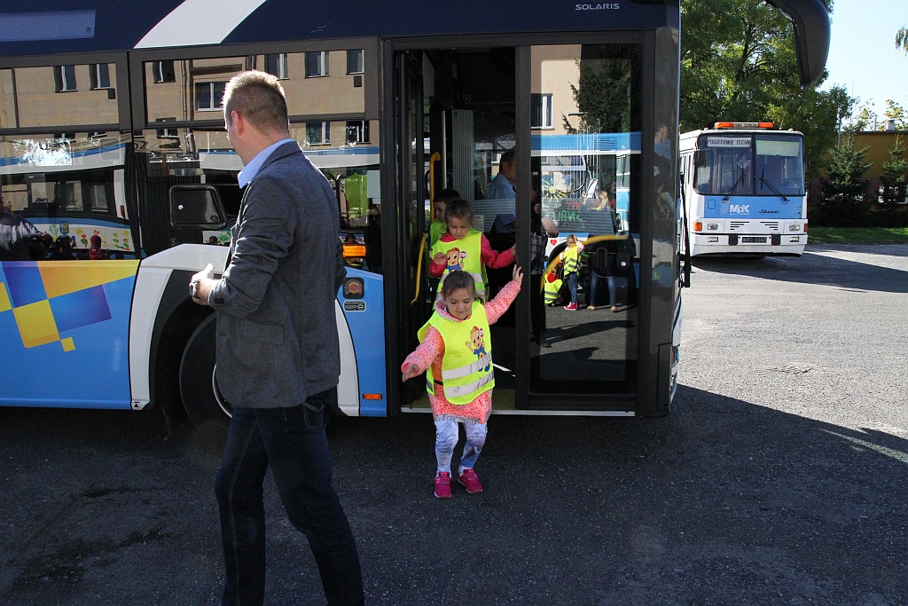 Przedszkolaki malowały autobus MPK w Dniu bez Samochodu