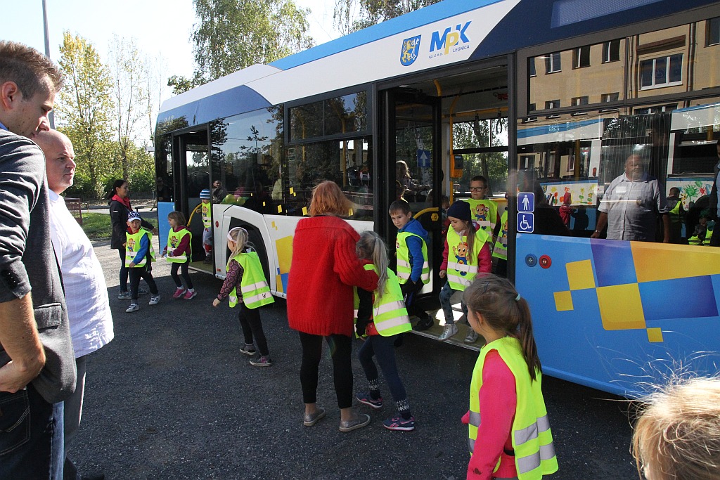 Przedszkolaki malowały autobus MPK w Dniu bez Samochodu