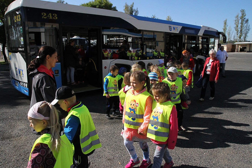 Przedszkolaki malowały autobus MPK w Dniu bez Samochodu