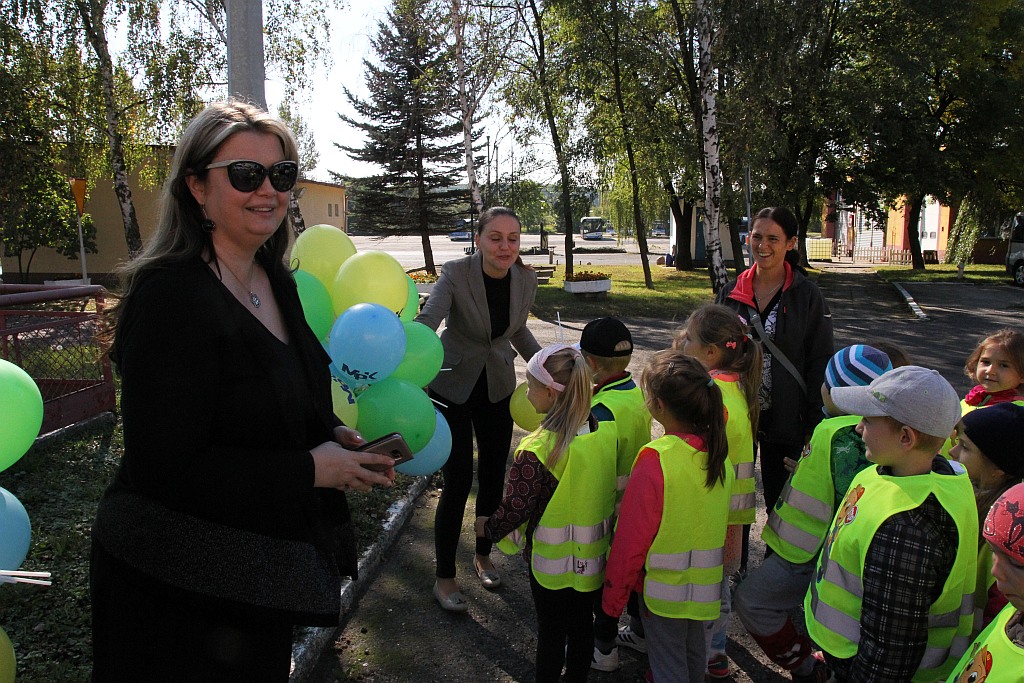Przedszkolaki malowały autobus MPK w Dniu bez Samochodu
