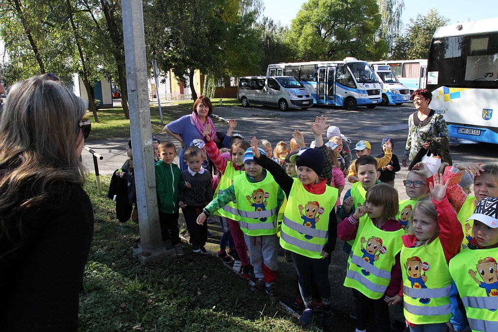 Przedszkolaki malowały autobus MPK w Dniu bez Samochodu