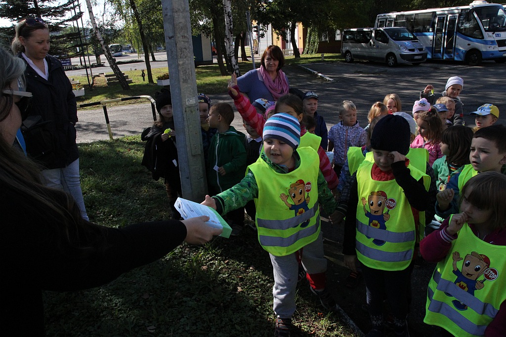 Przedszkolaki malowały autobus MPK w Dniu bez Samochodu